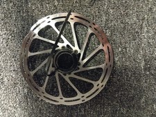 Sram Centerline 160 mit Centerlock und original Shimano Centerlock Verschluss.