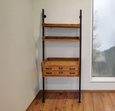 Ein schönes Schrägregal aus Massivholz – mit Schublade