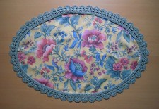 Deckchen mit gehäkelter Borte grün - bunt 61 x 43cm