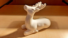 Hirsch Figur sitzend weiß