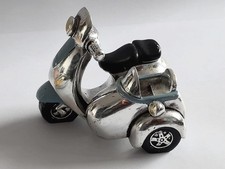 Motorrad in Silberfarbe Figur