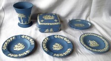 6 Teile Wedgwood  blau/weiß - Deckeldose, Vase, 2 Ascher, kl. Schale, kl.Teller