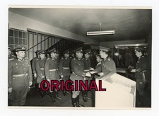 Orig Foto 60er NVA General ?? verleiht Orden an Offiziere