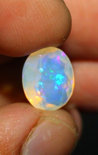 Facettierter opal edelstein - facettierter,