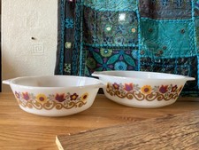 2 Vintage weißes Milchglas Pyrex Geschirr mit 70er Jahre Blumenmotiv - OHNE DECKEL.