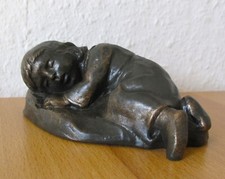 Dorothea Steigerwald SCHLAFENDES MÄDCHEN bronzefarbene Figur, signiert DTS. NEU