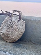 FLECHTKORB MIT LEDERRIEMEN -