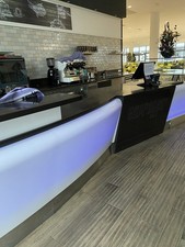 Café- Theke mit Geräten