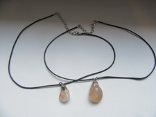 Schmuck, Mineralien Edelsteine, 2 Anhänger Rosenquarz mit Lederband
