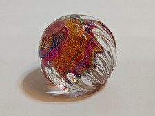 Glaskugel Briefbeschwerer im Murano-Stil mit roten und goldfarbenen Einschlüssen