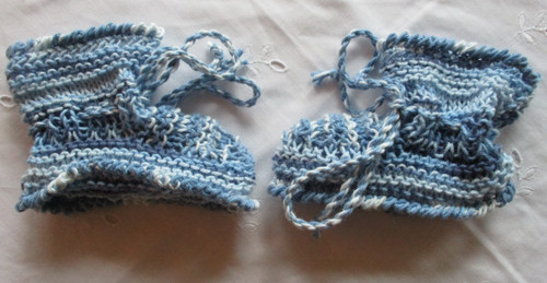 Handgestrickte babyschuhe - handgestrickte,