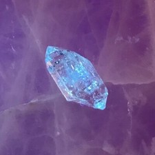 Petroleum Herkimer UV reaktiver fluoreszierender Kristall Pakistan