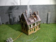 Spur N Vollmer 47738 Brennendes Haus mit Rauch und Beleuchtungsmodul TOP