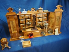 Alter kleiner Kaufladen mit Zubehör