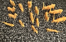 Sammlung gelber Tierfiguren