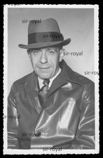 Mann mit Regenmantel und