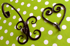 Haken Schmiedeeisen Set 2 Wandhaken Pflanzen Blumentopf Herz Kringel schwarz