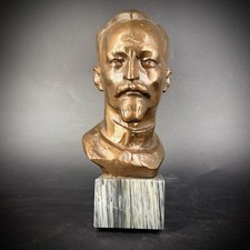 Bronzefigur auf Marmorsockel