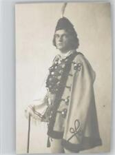 12049423 - Foto AK Mann mit Cape, Muetze mit Feder Trachten Osteuropa