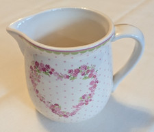 Milchkanne Milchkännchen  / Deko Vase  Herzmuster rosa Blumen Lebensmittel Micro