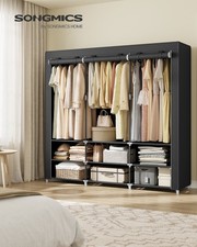 Kleiderschrank offen