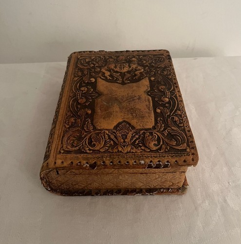 Unusual vintage book shaped - an,