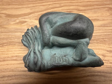 Figur Plastik Stein: liegende Frau mit langem Haar, Künstler (signiert): Frelin