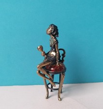 Dame auf stuhl mit weinglas - dame,