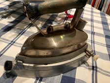 altes Bügeleisen, Kuriosität, Weihnachtsgeschenk, Dachbodenfund, Kellerfund