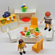 Familie im Esszimmer +