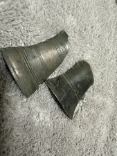 2 Stücke einer alten Glocke aus dem 18. Jahrhundert