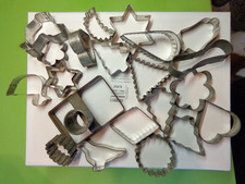 22 Plätzchen Ausstecherformen  alte Weißblech Formen antik 