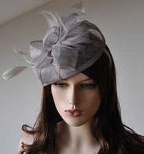 Fascinator am Haarreif Haarschmuck Hochzeit Blume GRAU Braut Hut Kopfschmuck