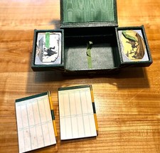 Antikes britisches unbenütztes BRIDGE SET in olivfarbener, ausziehbarer Lederbox