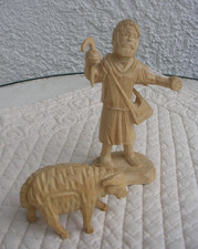 2 Krippenfiguren HIRTE + SCHAF / Holzarbeit Holz handgeschnitzt / WEIHNACHTEN