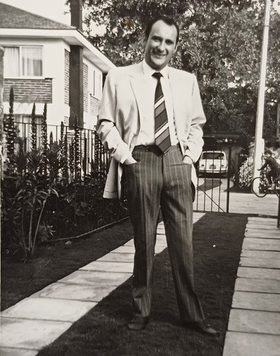 Eleganter mann steht - eleganter,