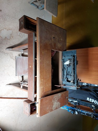 Alte nähmaschine mit tisch - nähmaschine,