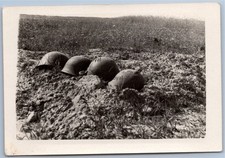 Russisches Soldatengrab mit Stahlhelm von Wehrmacht geschaufelt - WK2 Foto 9x6cm