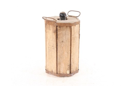 Alte glasflasche in holz - x,