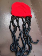 rote Strickmütze mit Rasta Dreadlocks