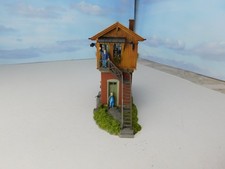 H0 Kibri Stellwerk/Blockstelle gealtert mit Figuren