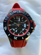 GUESS "W0034G1" rote Herrenarmbanduhr 44mm Durchmesser getragen