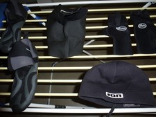 Diverses Surfzubehör fast neu, (Kleidung für kaltes Wetter inkl. Surfschuhe)