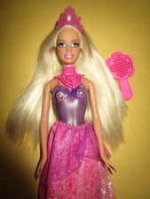 B538) BLONDE BARBIE MATTEL ANGEGOSSENER BODY+KETTE+KRONE+LANGER ROCK+SCHUHE