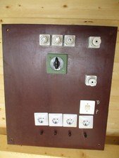 Alte Schalttafel Bakelit Drehschalter Steckdosen Keramik- Sicherungen >>> Loft ?