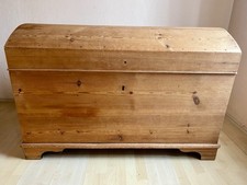 Holztruhe mit gerundetem Deckel, alt, guter Zustand