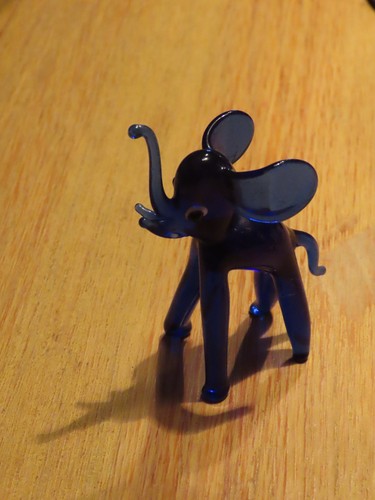 Kleiner elefant aus glas - kleiner,