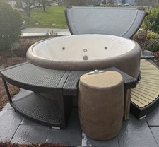 Softub Resort Whirlpool In Mocca, Rattan-Teilumrandung und Einstieg