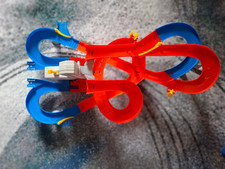 HOT WHEELS CDR08 Auto-Lift Expressway Rennbahn +2 Autos.