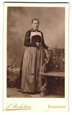Fotografie L. Bechstein, Burgdorf, Bahnhofstraße, Frau in traditioneller Kleidu 